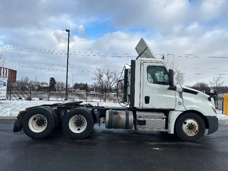 2021 Freightliner Cascadia in La Porte, IN — photo 8