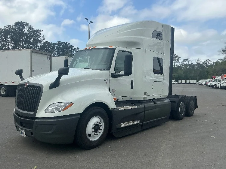2023 International LT in Jacksonville, FL — photo 3