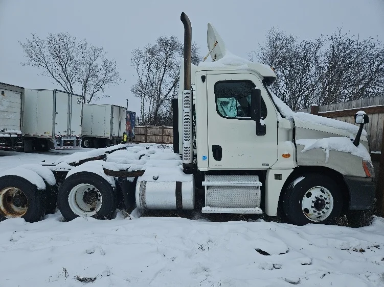 2012 Freightliner Cascadia - image 8