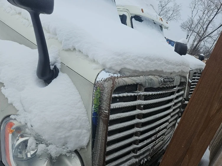 2012 Freightliner Cascadia - image 2