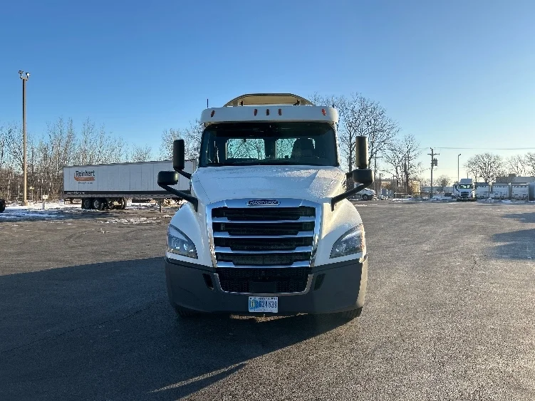 2018 Freightliner Cascadia in La Porte, IN — photo 2