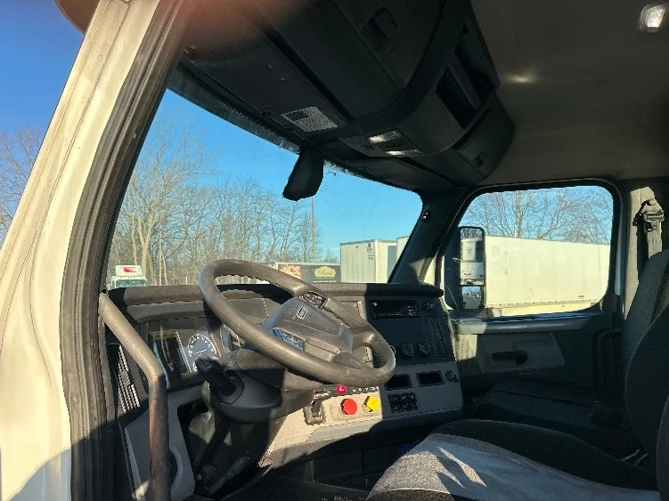 2018 Freightliner Cascadia in La Porte, IN — photo 10
