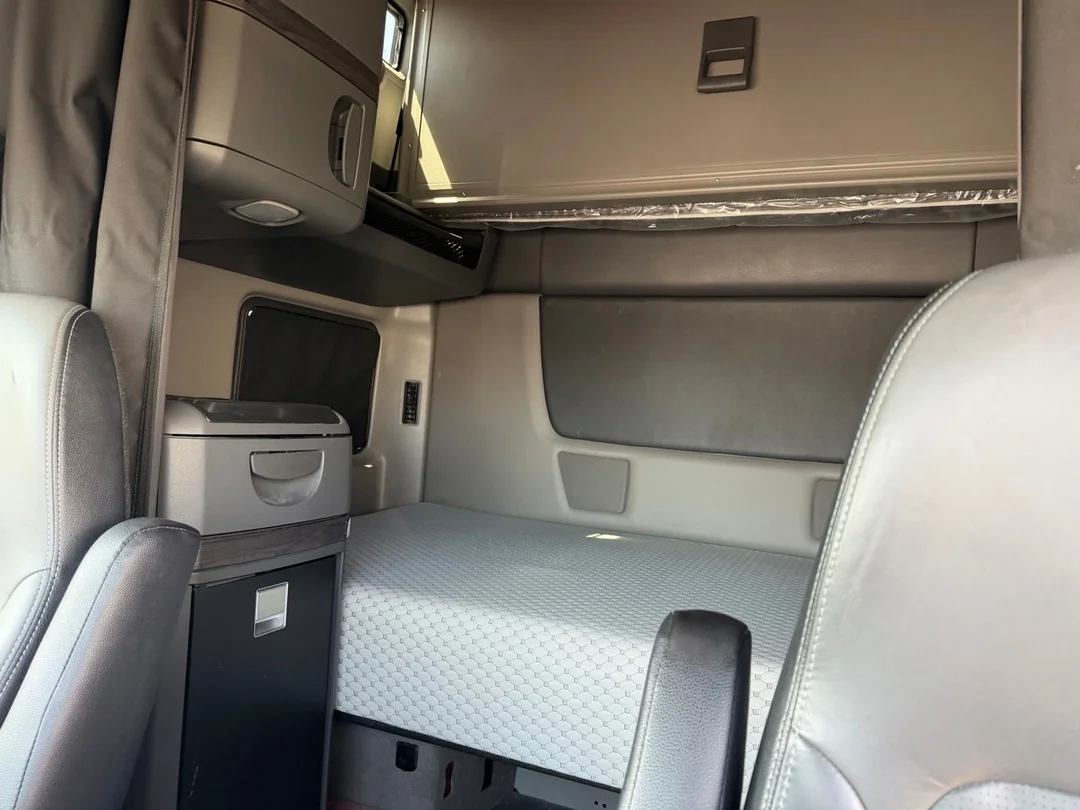 2025 International LT - image 6