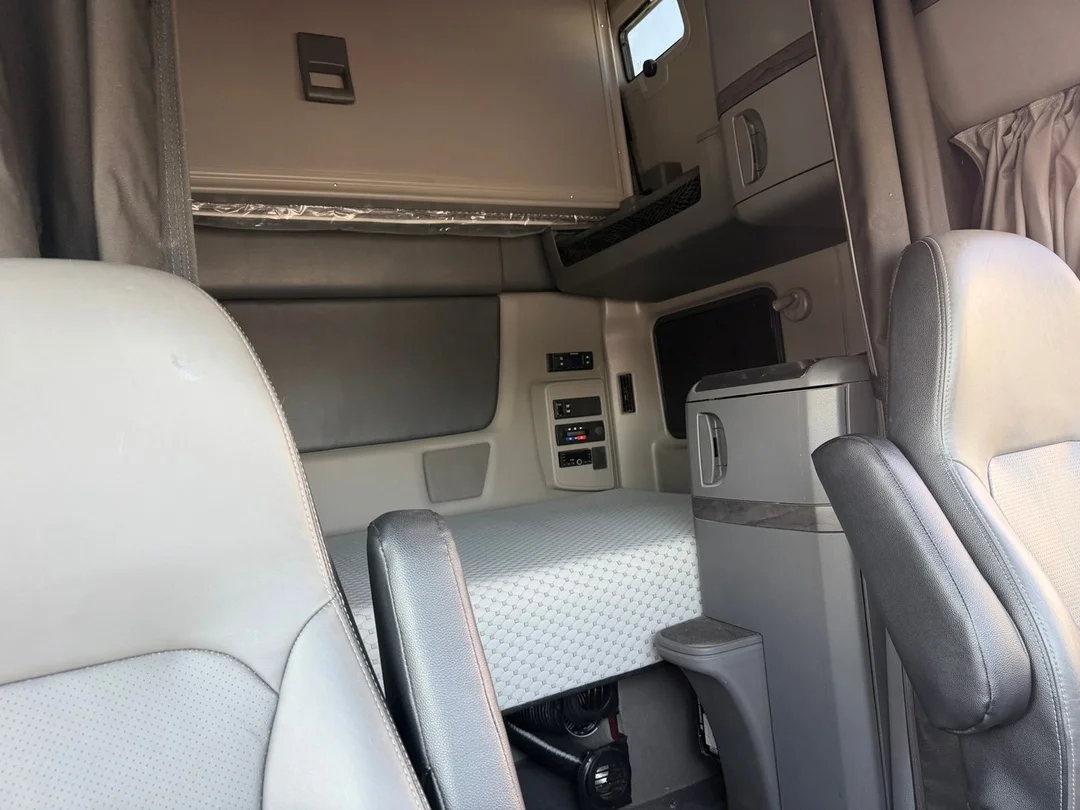 2025 International LT - image 5