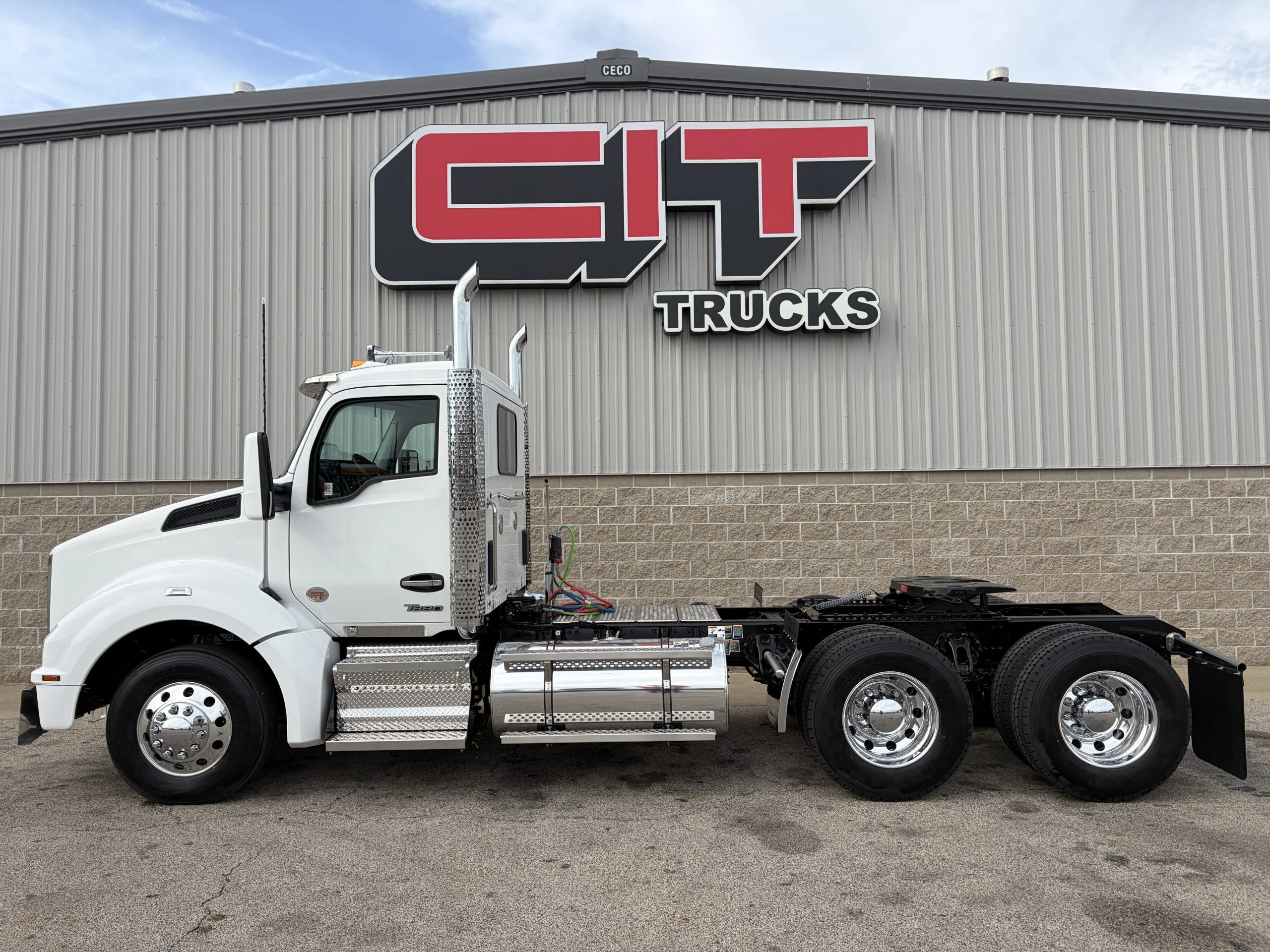 2027 Kenworth T880 in Morton, IL — photo 6