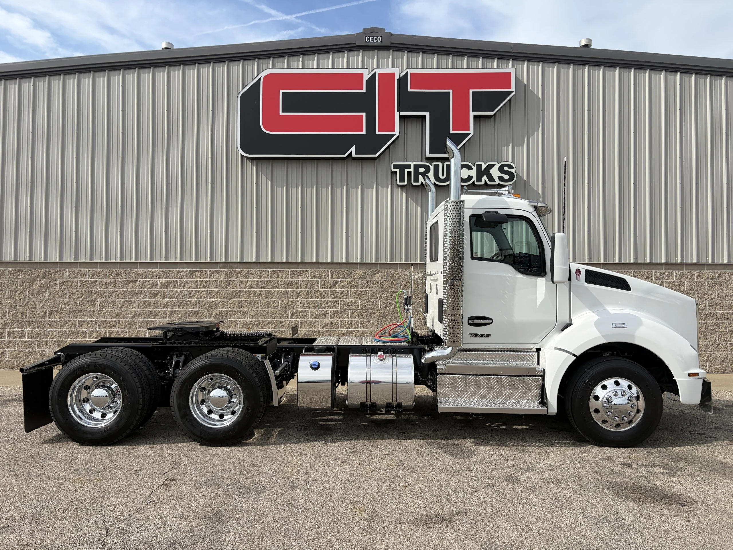 2027 Kenworth T880 in Morton, IL — photo 4