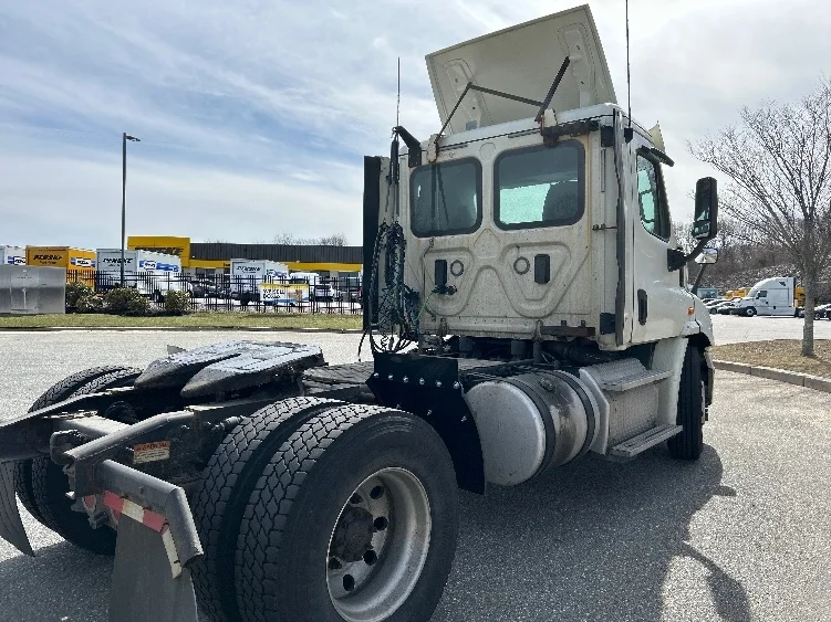 2017 Freightliner Cascadia - image 5