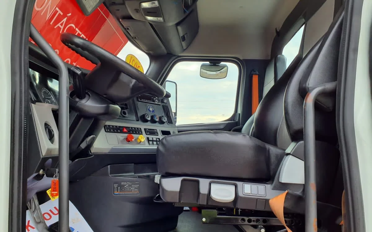 2021 Freightliner Cascadia - image 7