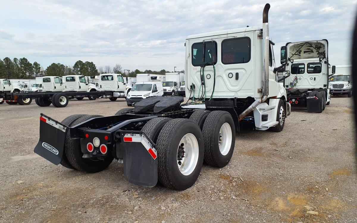 2021 Freightliner Cascadia - image 4