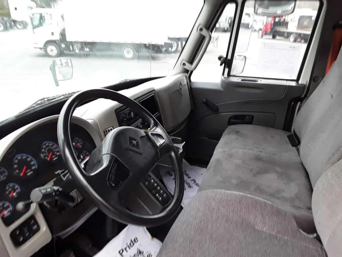 2018 International 4300 - image 7