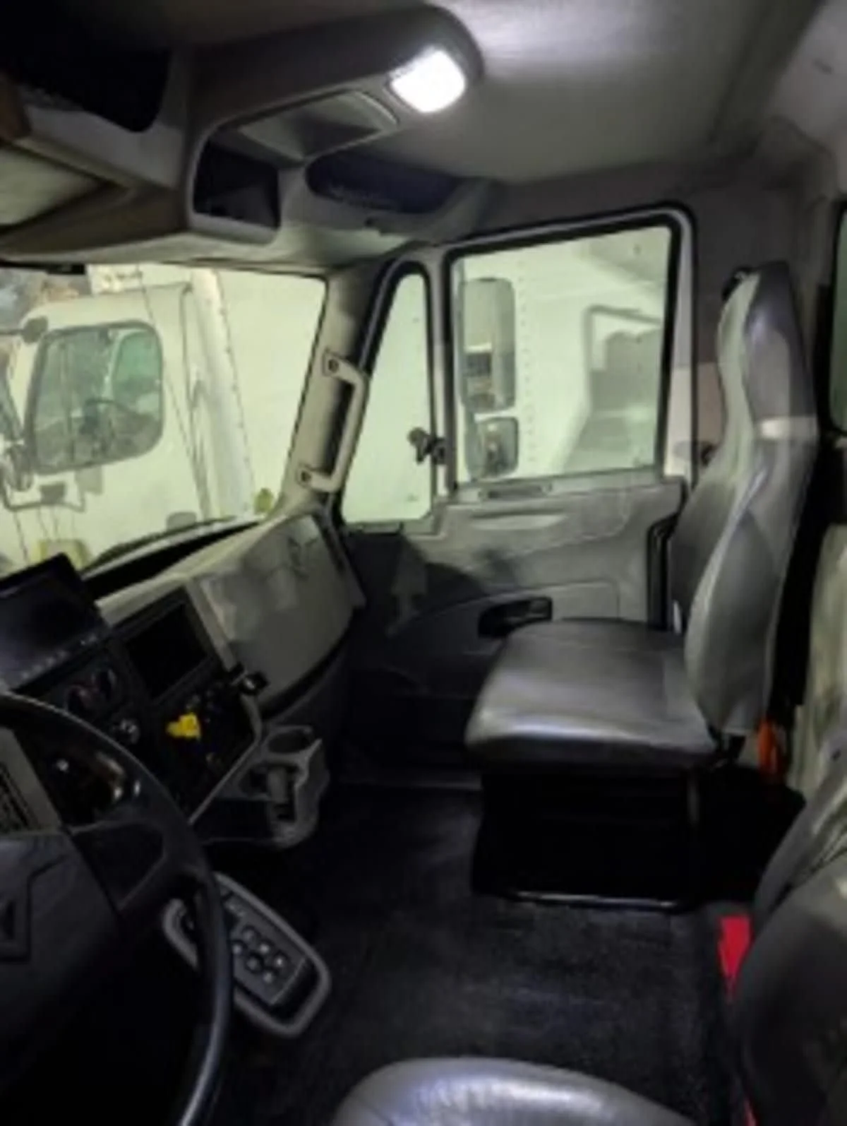 2019 International 4300 - image 8