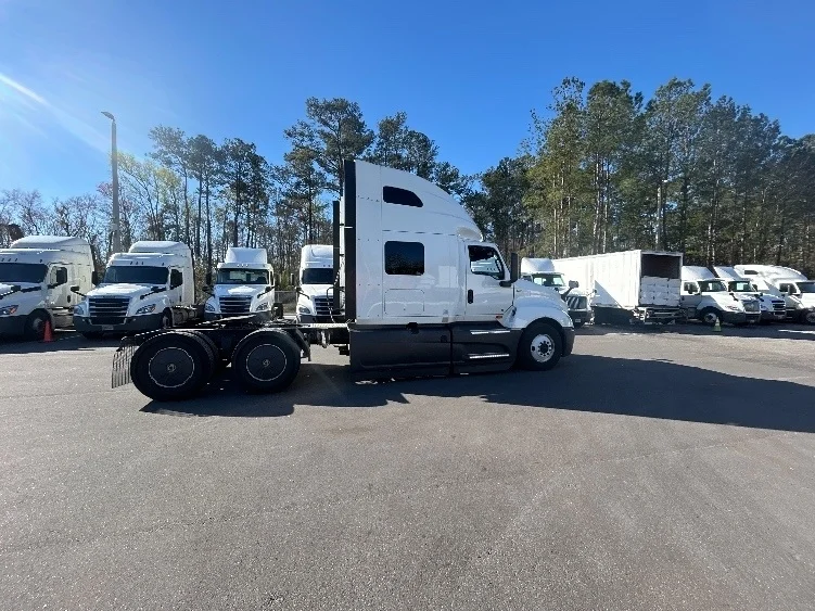 2023 International LT in Jacksonville, FL — photo 8