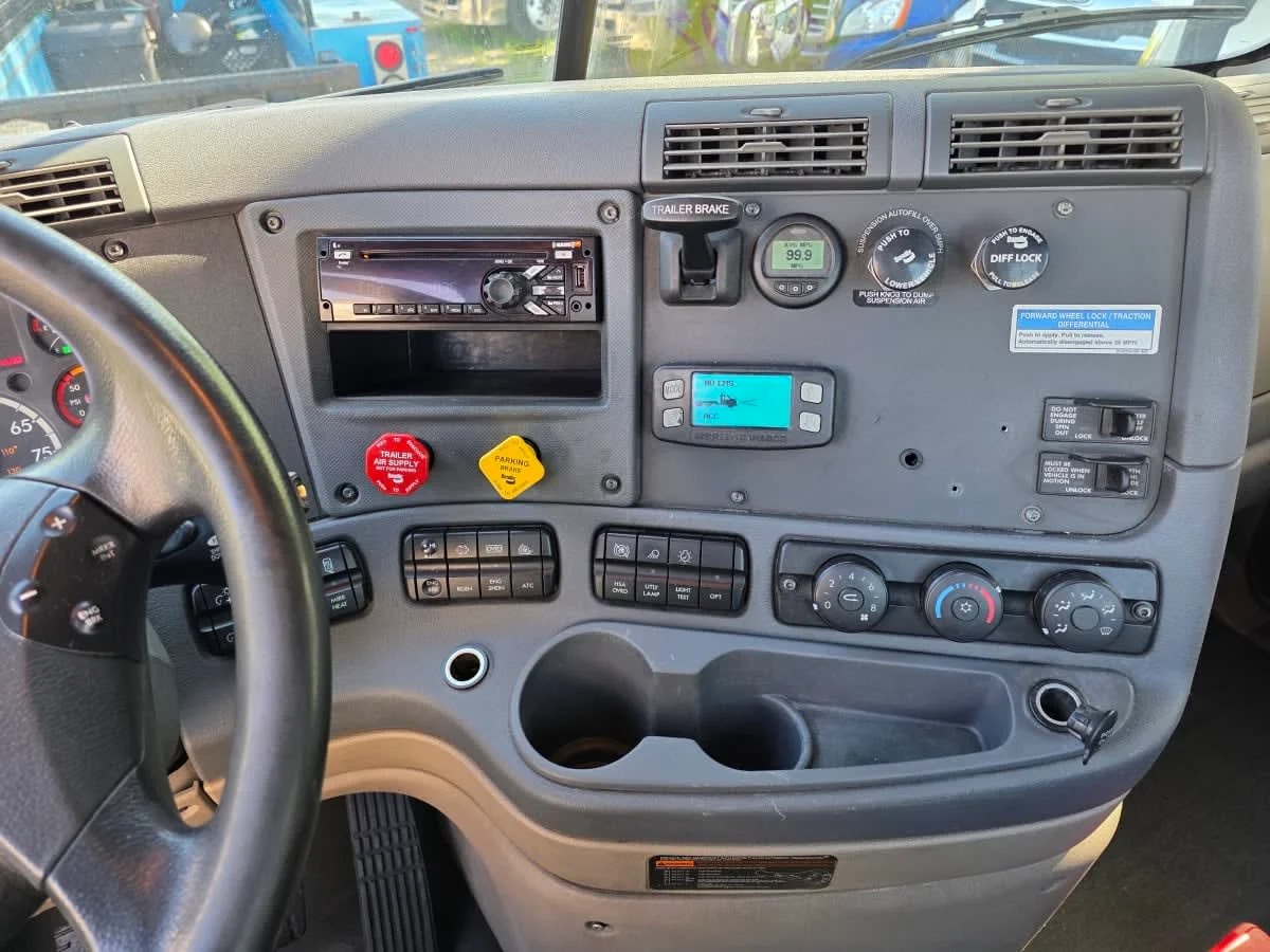 2019 Freightliner Cascadia - image 14