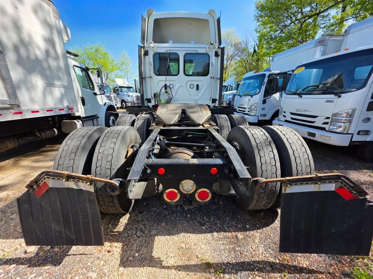 2019 Freightliner Cascadia - image 5
