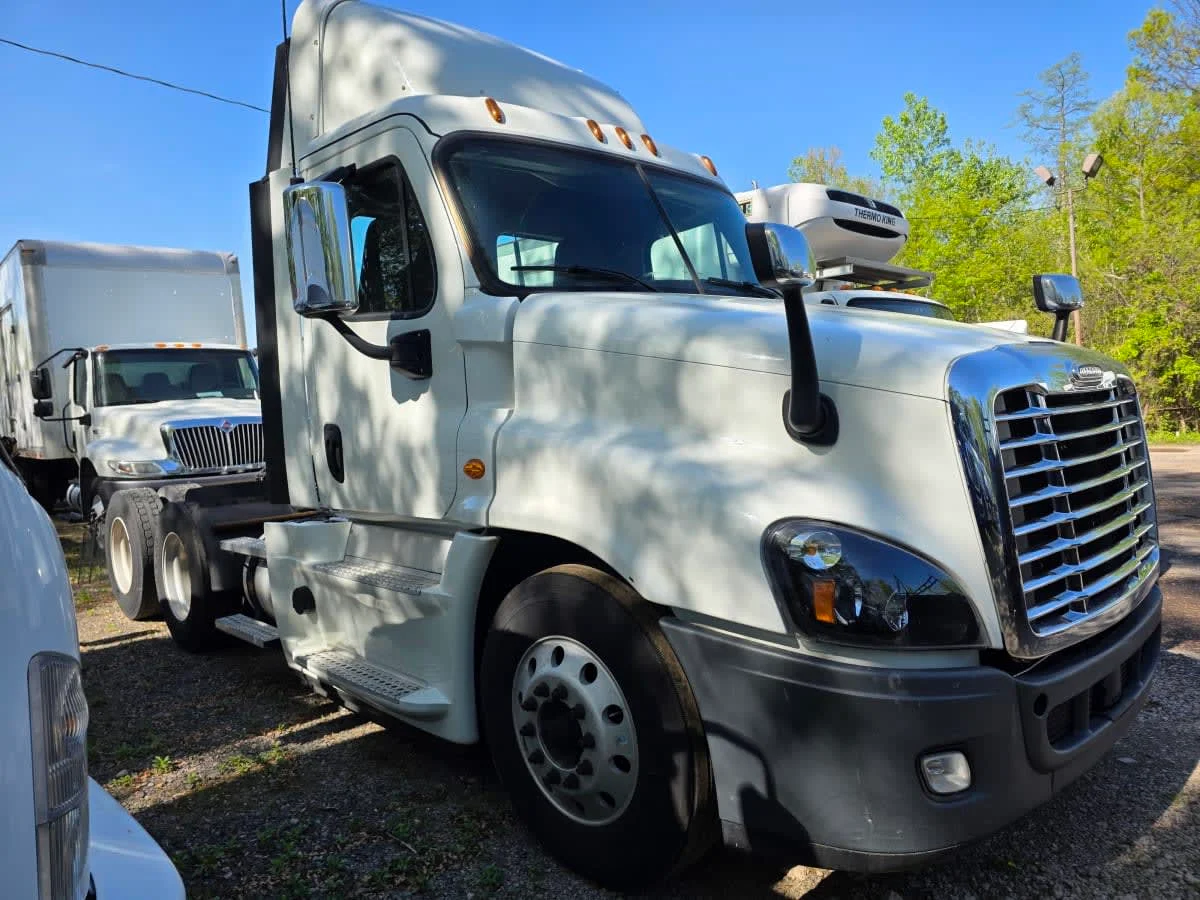 2019 Freightliner Cascadia - image 3