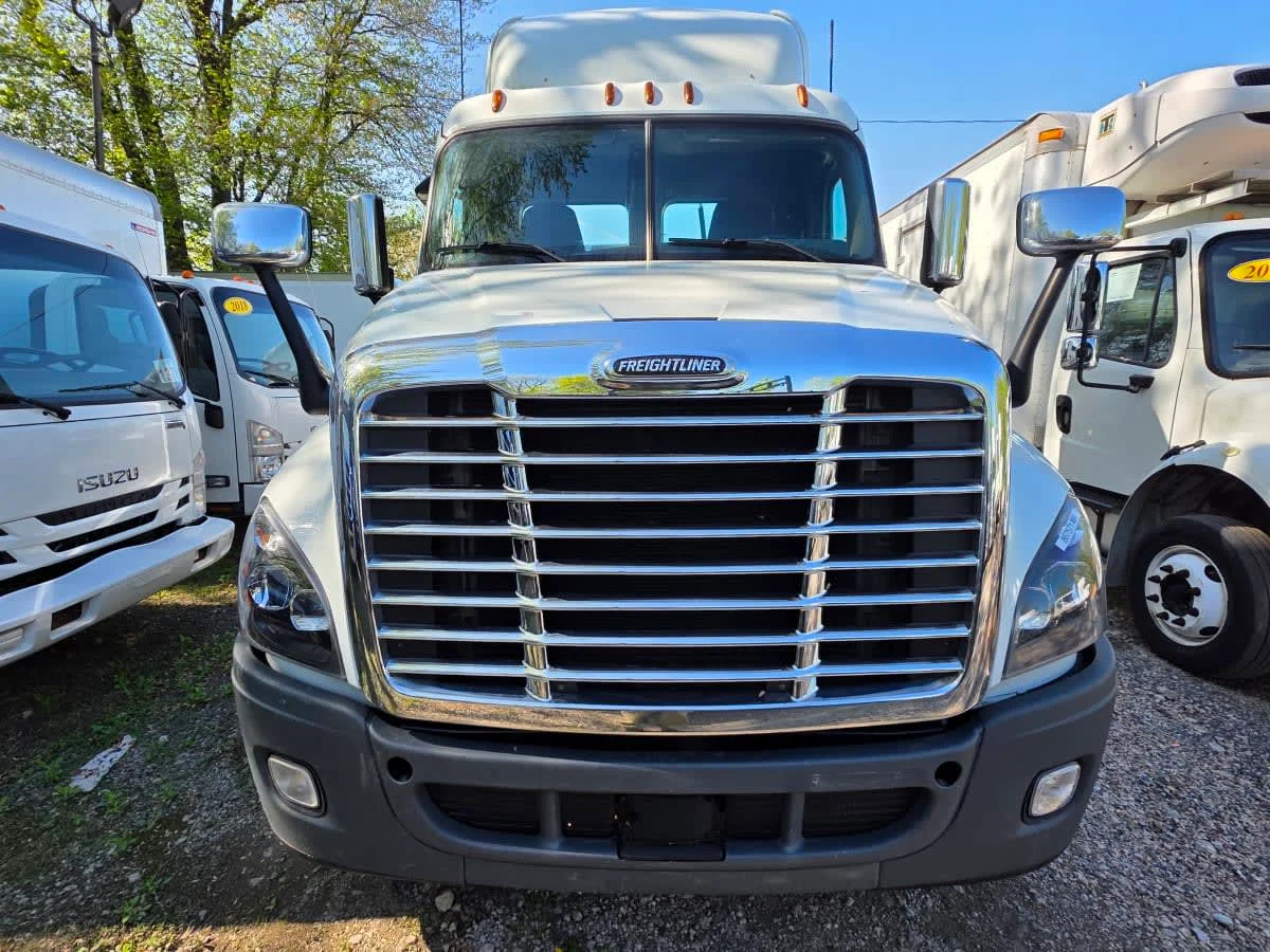 2019 Freightliner Cascadia - image 2