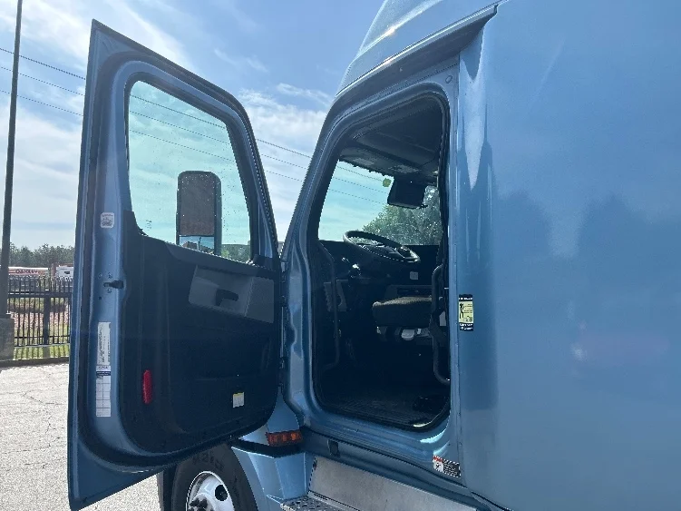 2022 Freightliner Cascadia - image 9