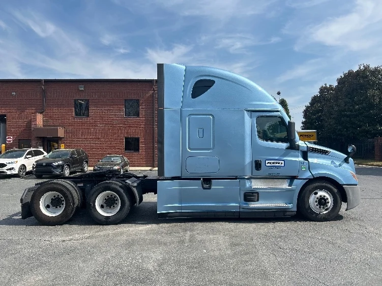 2022 Freightliner Cascadia - image 8