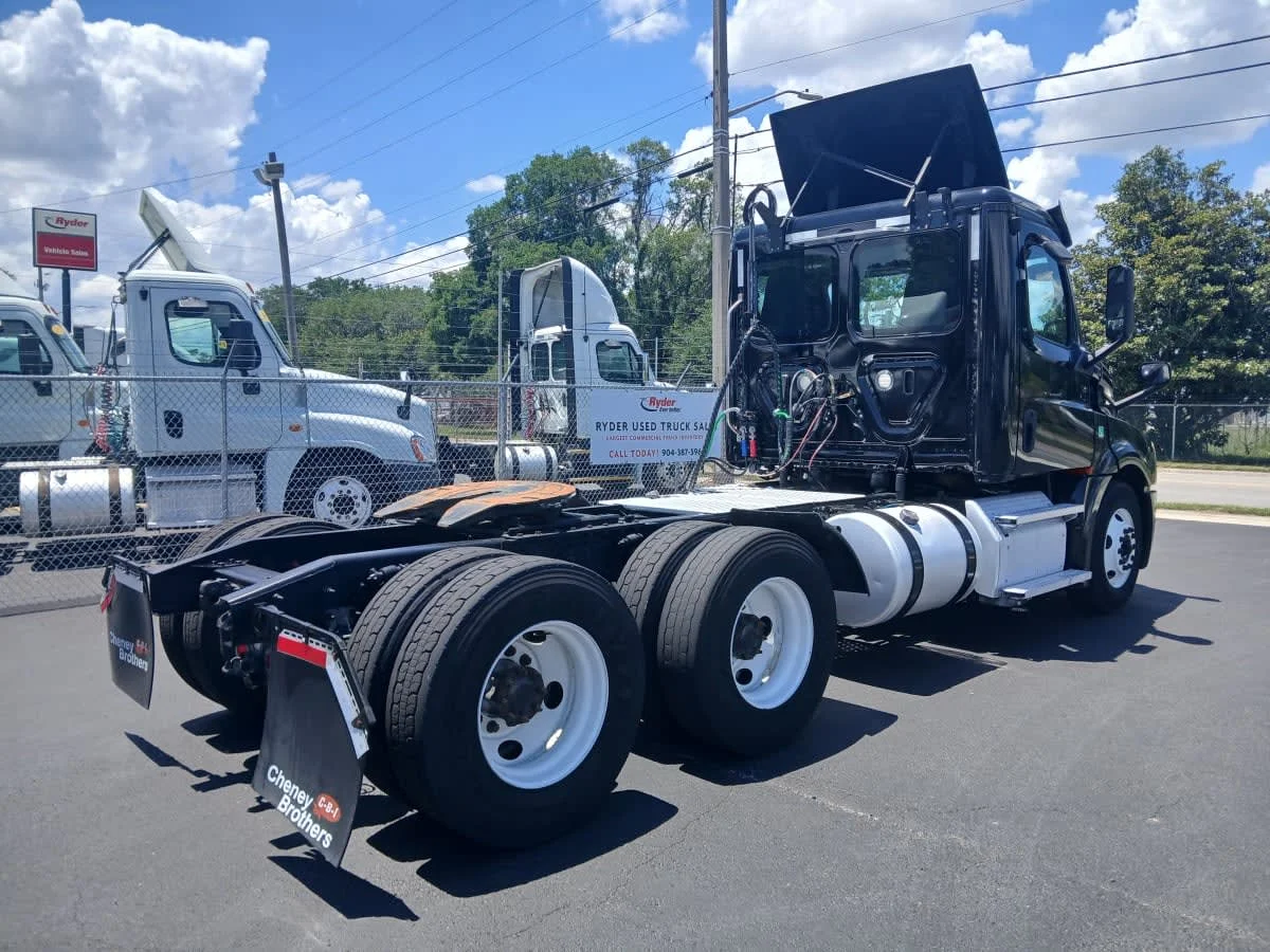 2020 Freightliner Cascadia in Jacksonville, FL — photo 4