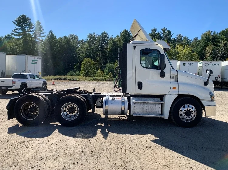 2019 Freightliner Cascadia - image 8
