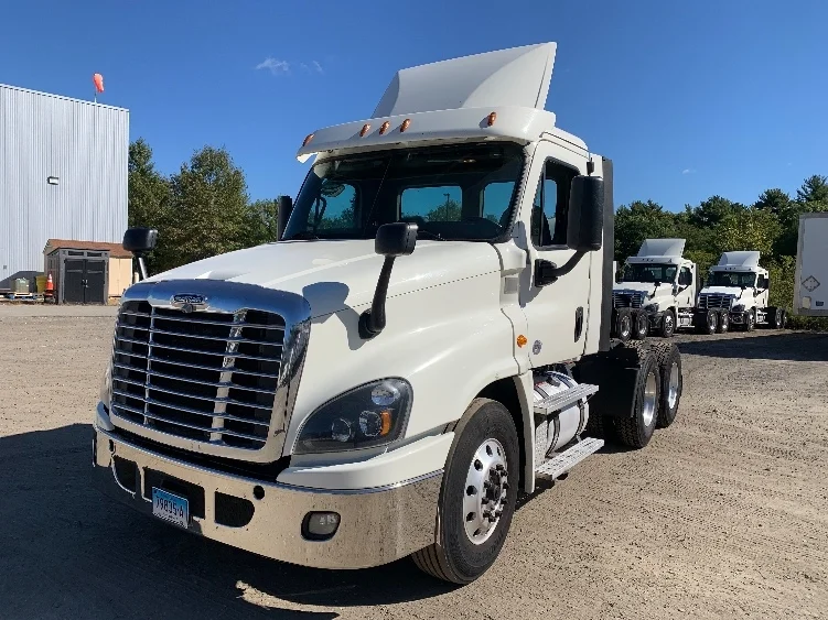 2019 Freightliner Cascadia - image 3