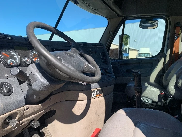 2019 Freightliner Cascadia - image 10
