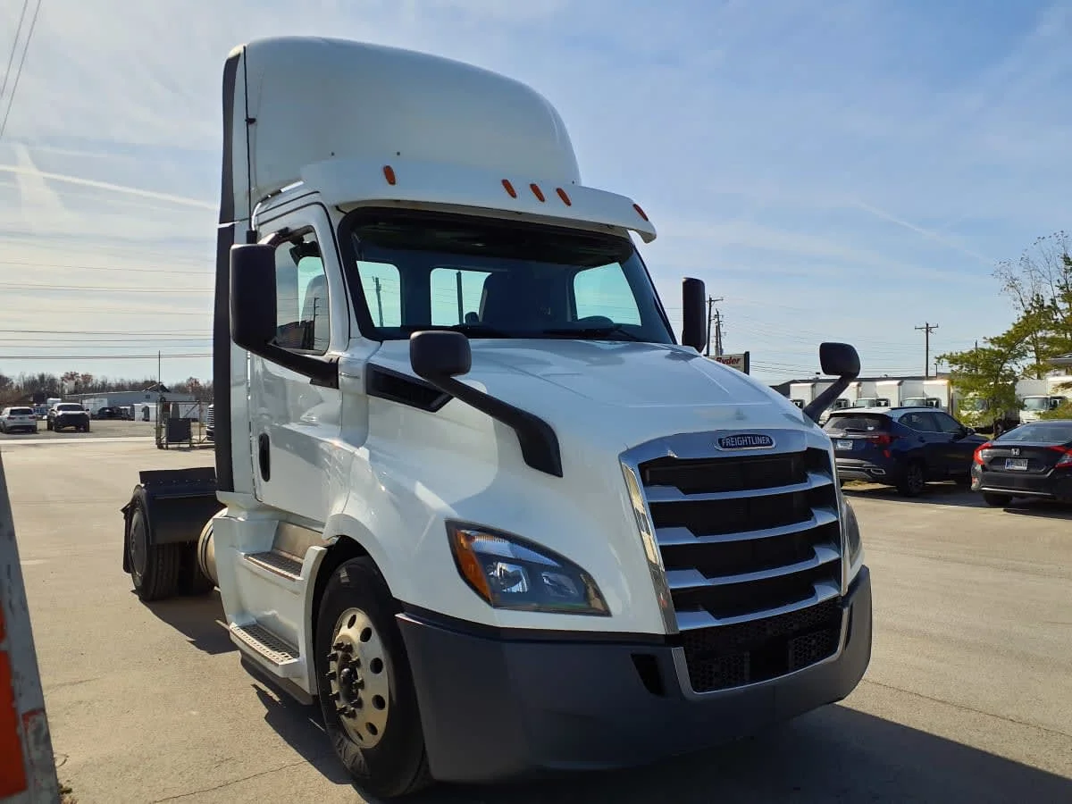2020 Freightliner Cascadia in Indianapolis, IN — photo 3