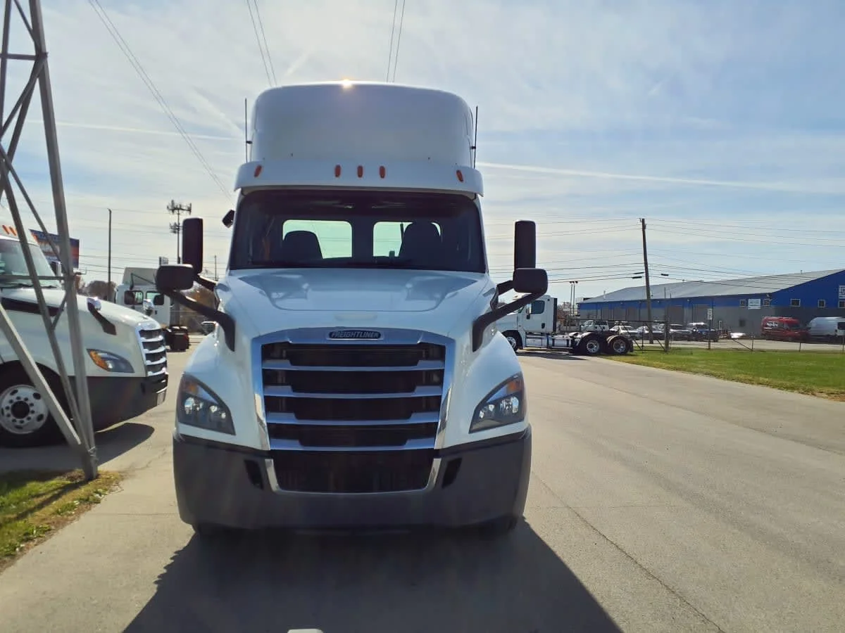2020 Freightliner Cascadia in Indianapolis, IN — photo 2