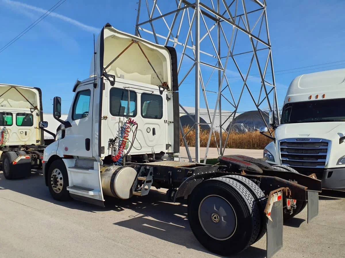 2020 Freightliner Cascadia in Indianapolis, IN — photo 6