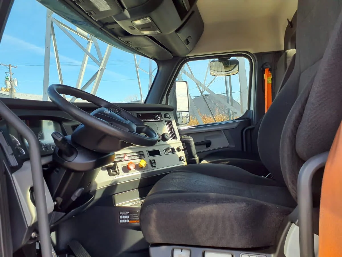 2020 Freightliner Cascadia in Indianapolis, IN — photo 7