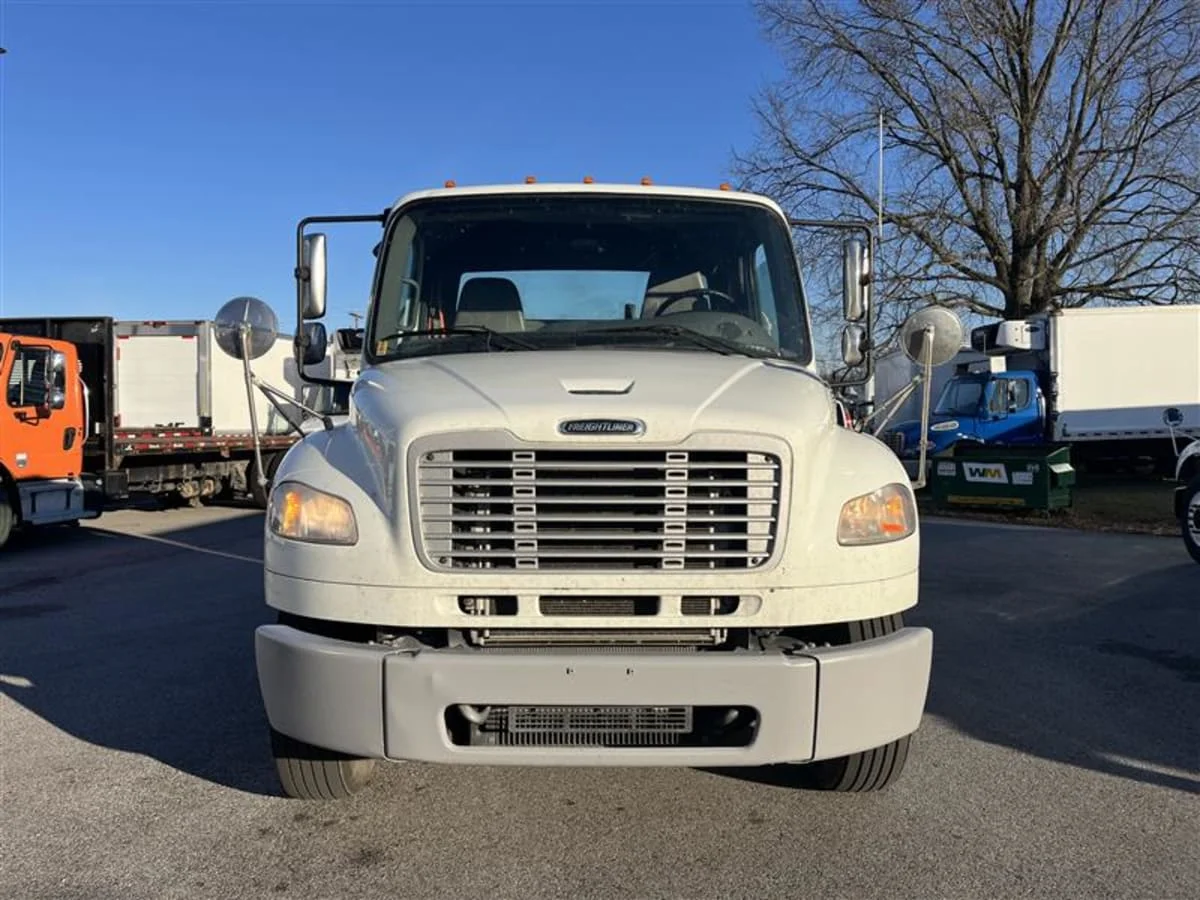 2019 Freightliner M2 106 - image 2
