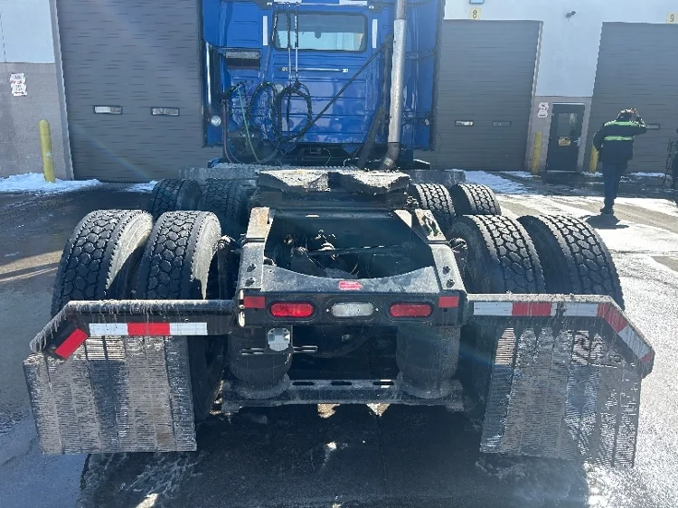 2020 Volvo VNR 640 in Brooklyn Park, MN — photo 6