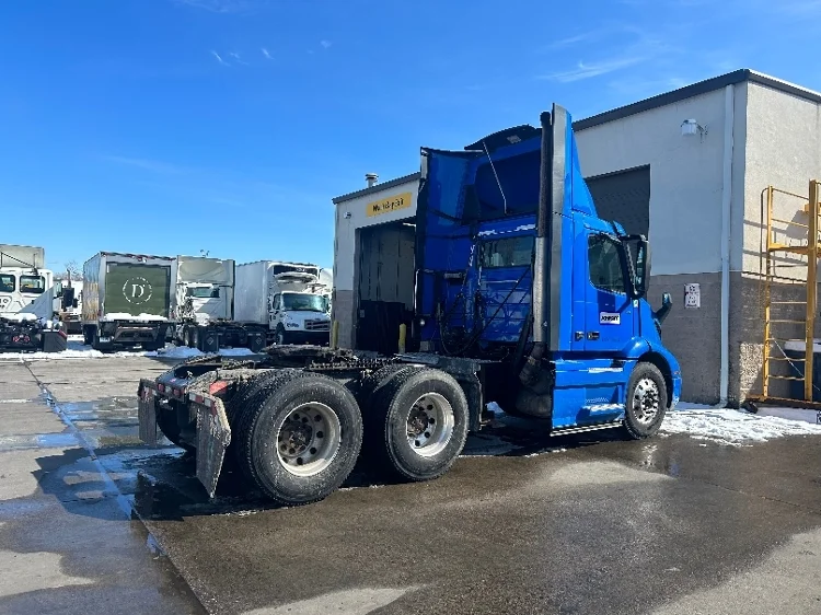 2020 Volvo VNR 640 in Brooklyn Park, MN — photo 7