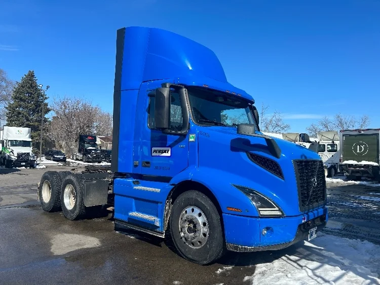 2020 Volvo VNR 640 in Brooklyn Park, MN