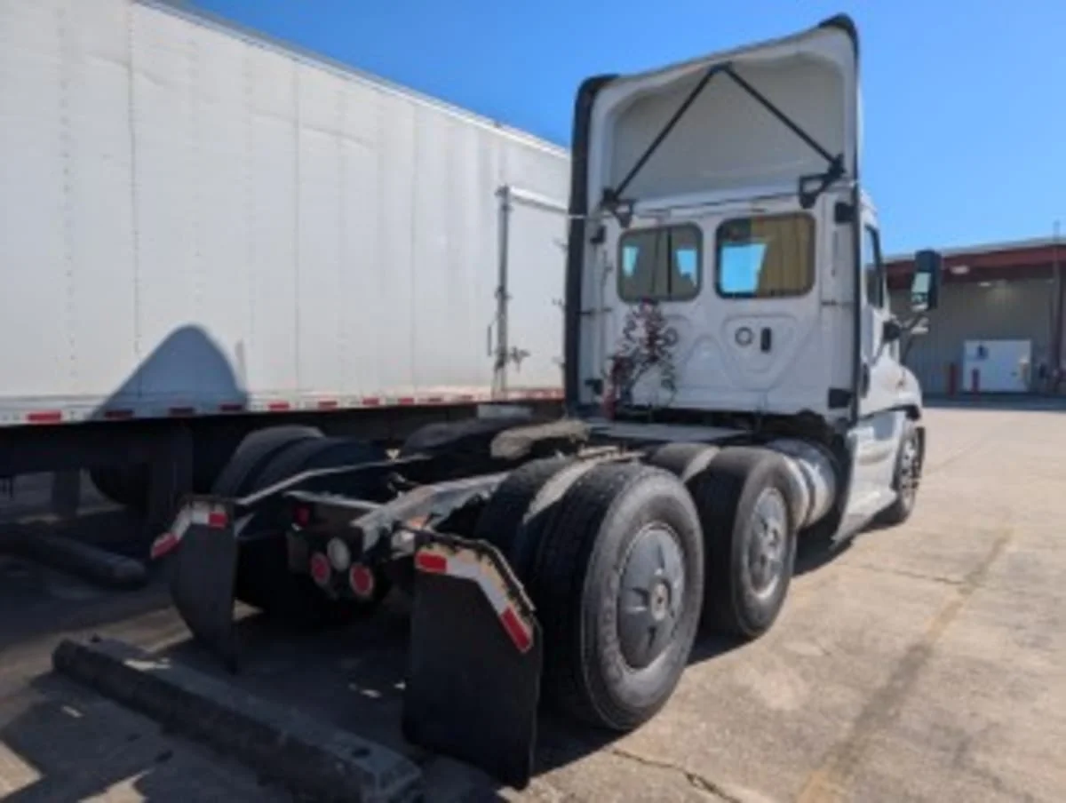 2019 Freightliner Cascadia - image 4