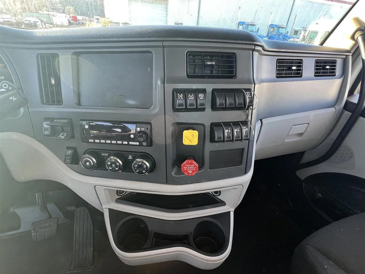 2022 Peterbilt 579 - image 9