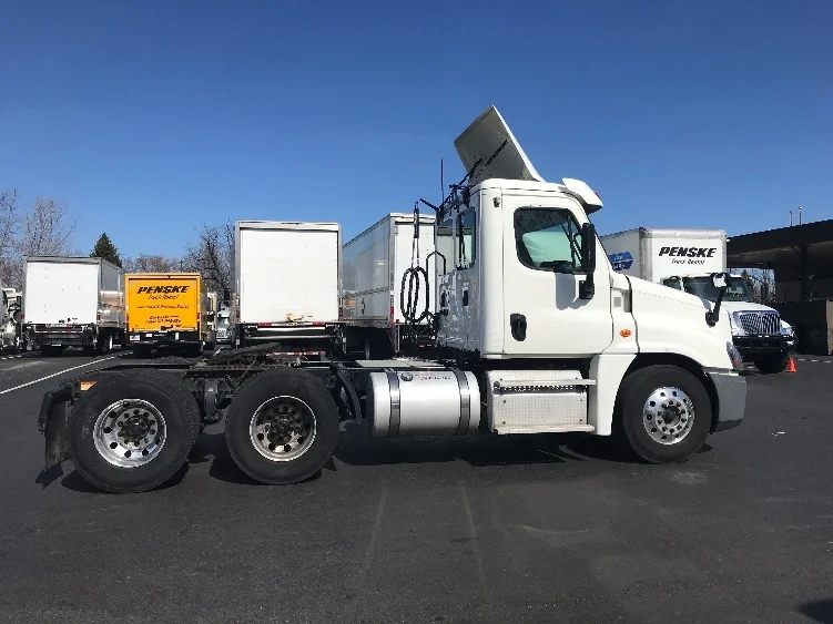 2018 Freightliner Cascadia - image 8