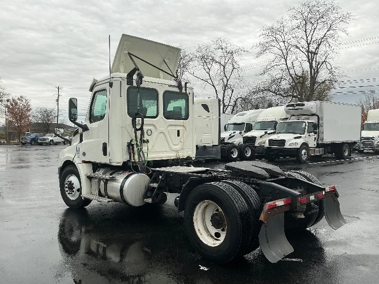 2019 Freightliner Cascadia in Lexington, KY — photo 5
