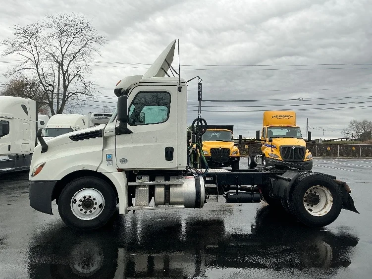 2019 Freightliner Cascadia in Lexington, KY — photo 4