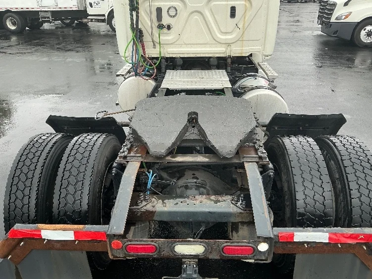 2019 Freightliner Cascadia in Lexington, KY — photo 6