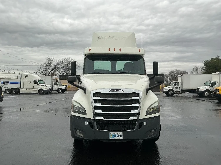 2019 Freightliner Cascadia in Lexington, KY — photo 2