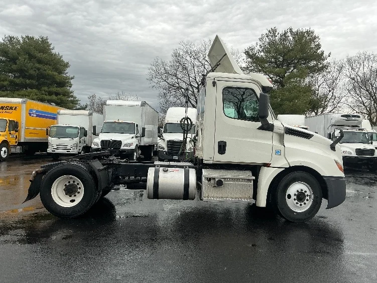 2019 Freightliner Cascadia in Lexington, KY — photo 8