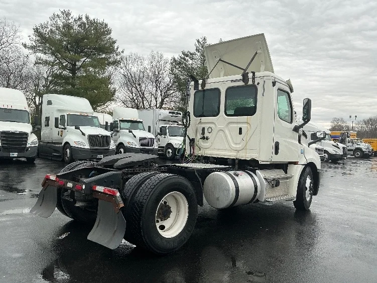 2019 Freightliner Cascadia in Lexington, KY — photo 7