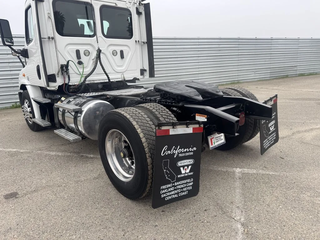 2018 Freightliner Cascadia in Fresno, CA — photo 12