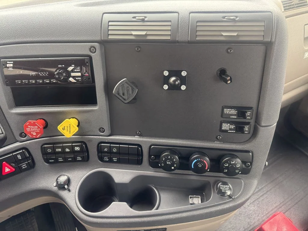 2018 Freightliner Cascadia in Fresno, CA — photo 5