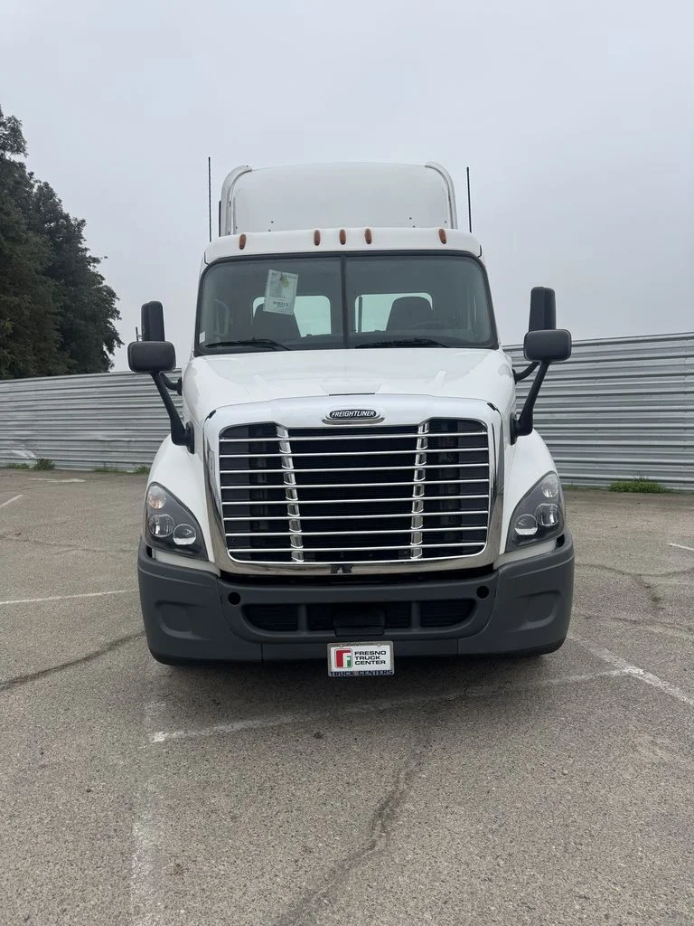 2018 Freightliner Cascadia in Fresno, CA — photo 3