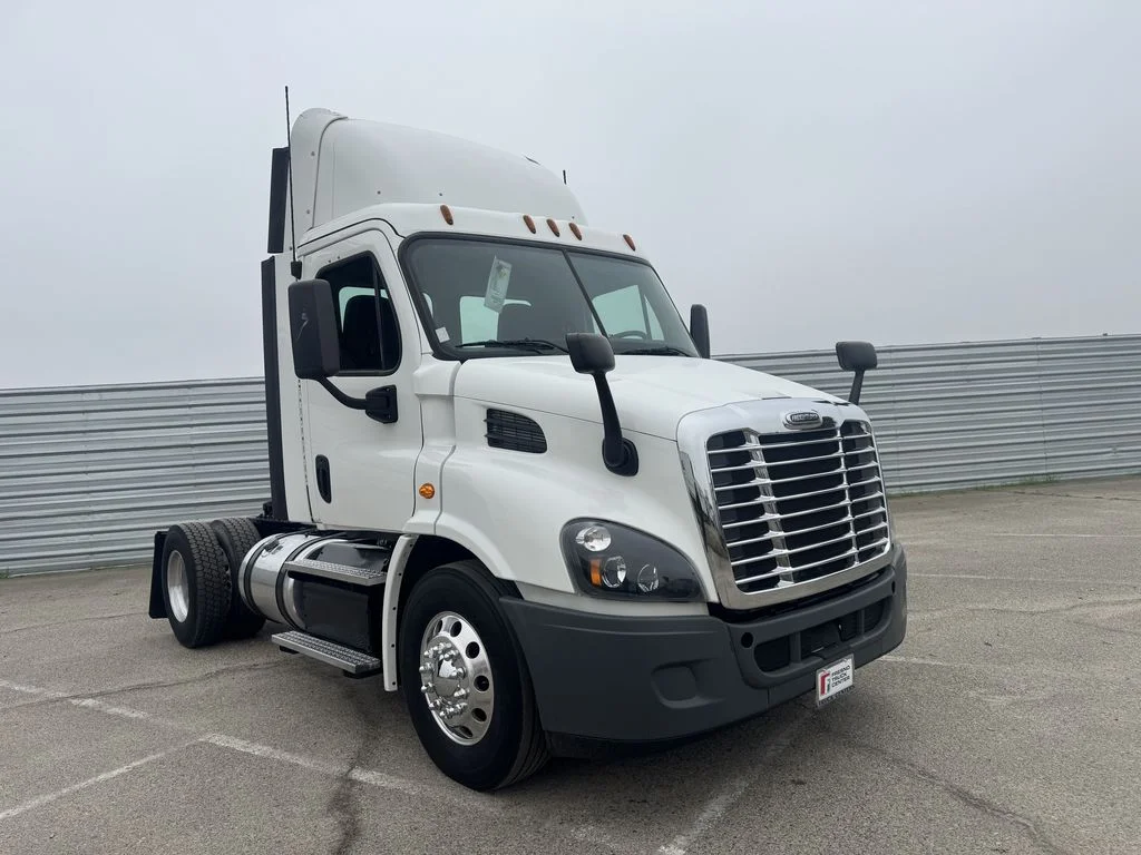 2018 Freightliner Cascadia in Fresno, CA — photo 2
