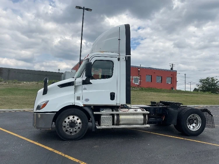 2020 Freightliner Cascadia in Akron, OH — photo 4