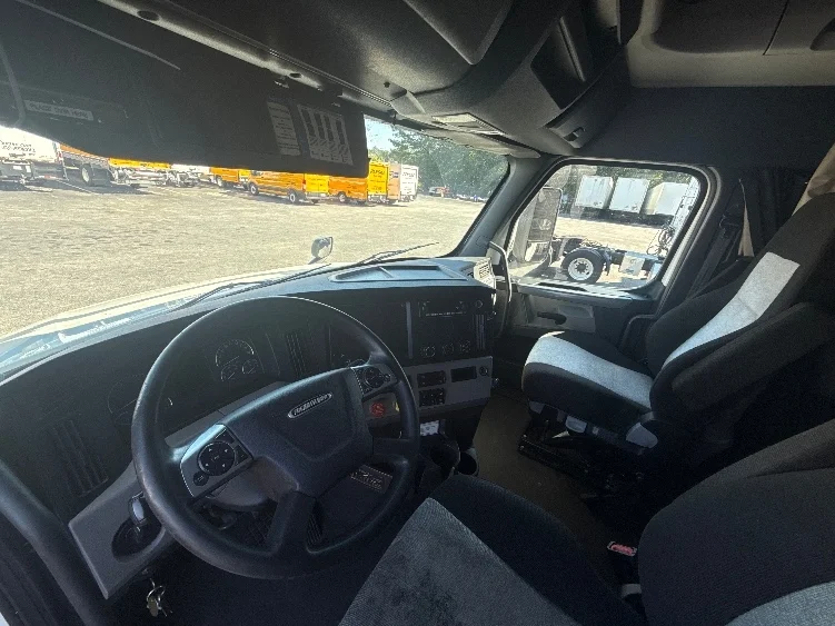 2021 Freightliner Cascadia in Conyers, GA — photo 10