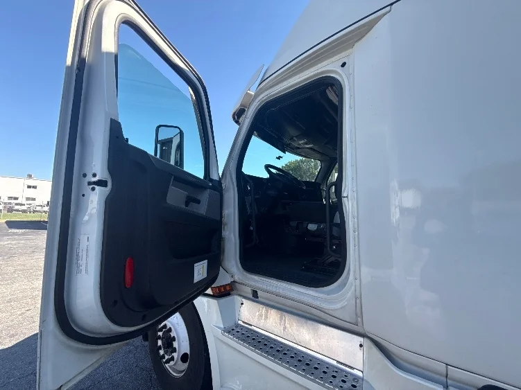 2021 Freightliner Cascadia in Conyers, GA — photo 9